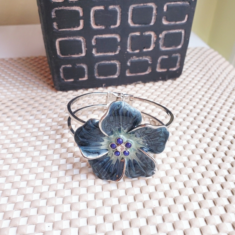 Beautiful blue flower bracelet